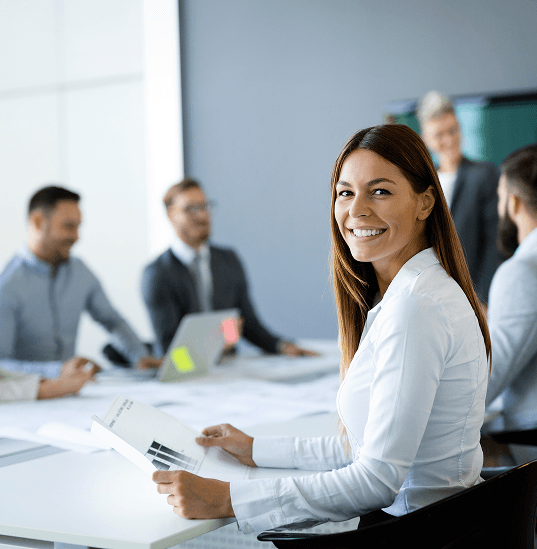 Équipe de professionnels en réunion autour d'une table de travail