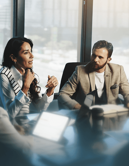 Deux professionnels consultant un extrait Kbis sur un ordinateur